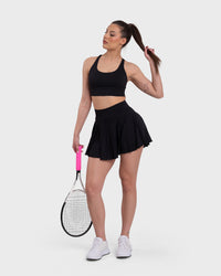 Shop Lily Tennis Skirt, црна боја: плисирано тениско здолниште со вградени шорцеви – цела фигура со тениски рекет
