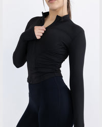 Shop Lily Evolve Contour Long Sleeve Jacket, црна боја: прилепена спортска јакна со патент – поглед од назад под агол