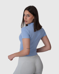 Shop Lily Motion Sculpt Jacket, пастелно сина боја: спортска маица со кратки ракави и патент – поглед од назад под агол