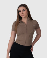 Shop Lily Motion Sculpt Jacket, сивокафеава боја: спортска маица со кратки ракави и патент – поглед од напред